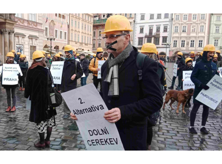 Spolek Zelená pro Pardubicko zde měl zastoupení, viz cedule vpravo